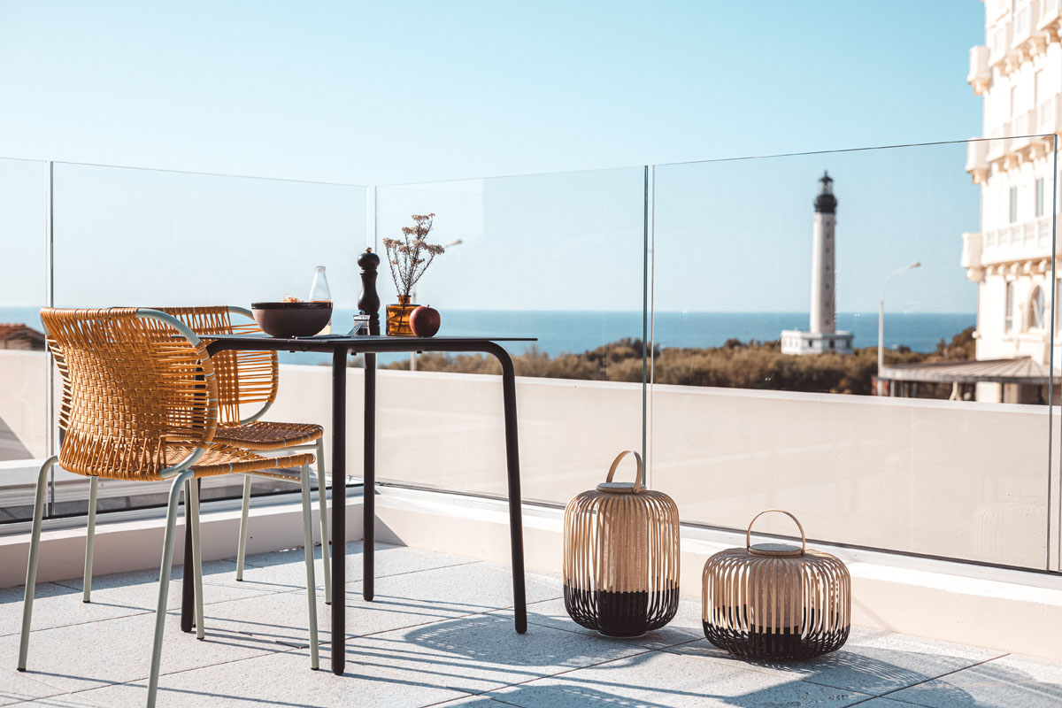 ATELIER – patio con vista parcial al mar