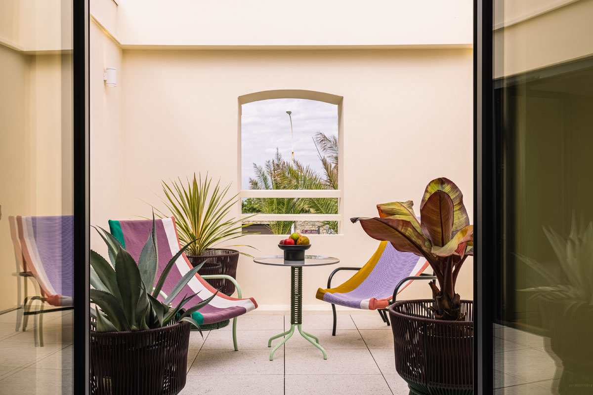 ATELIER – patio con vista parcial al mar